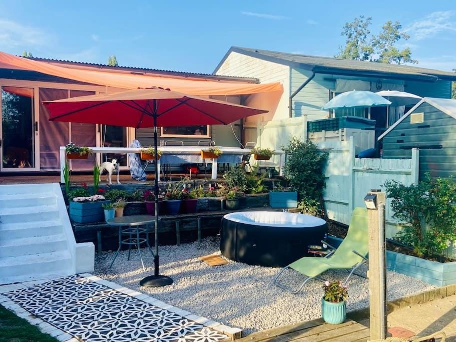 Idyllic Island Cottage with Boat Apartment in Molesey