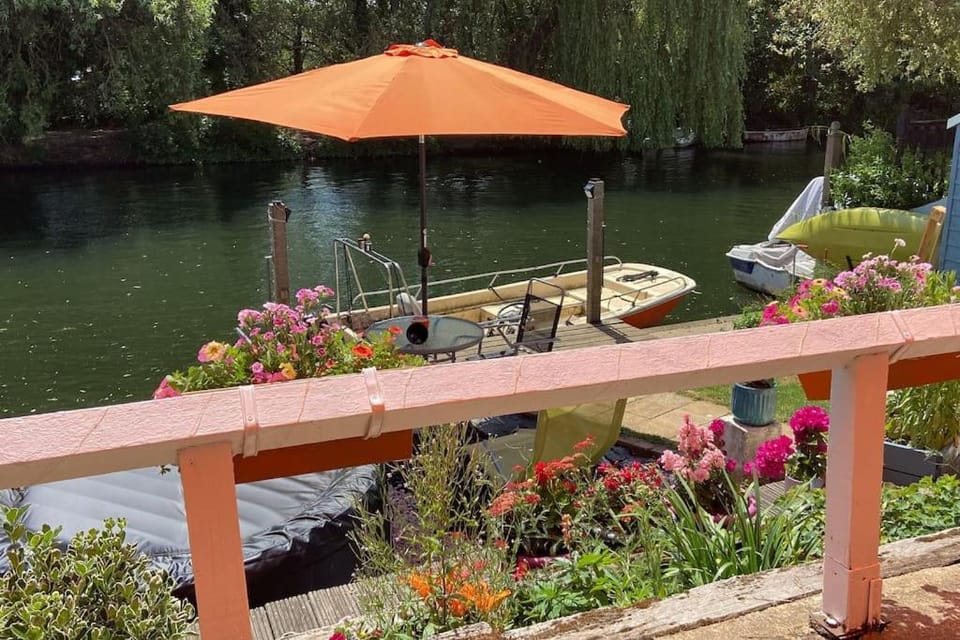 Idyllic Island Cottage with Boat Apartment in Molesey