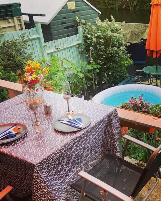 Idyllic Island Cottage with Boat Apartment in Molesey