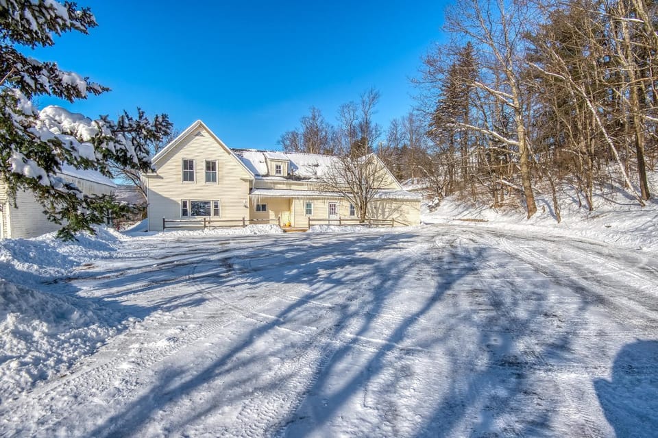 Property building, Day, Natural landscape, Winter, Parking