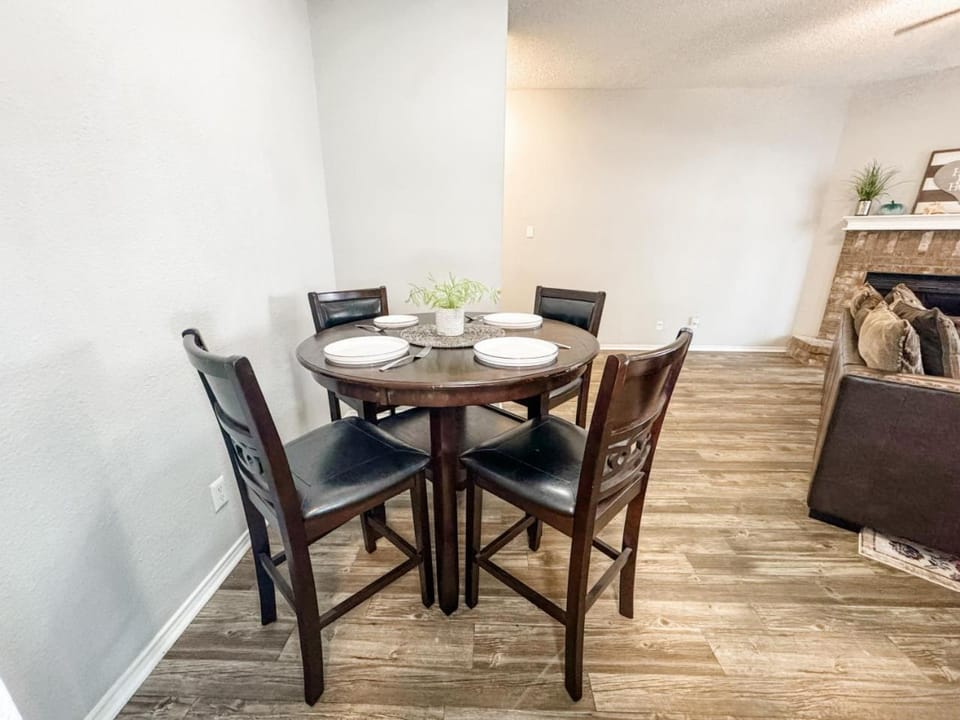 Spacious Poolside Oasis - Easy Access and Garage Apartment in Nueces County