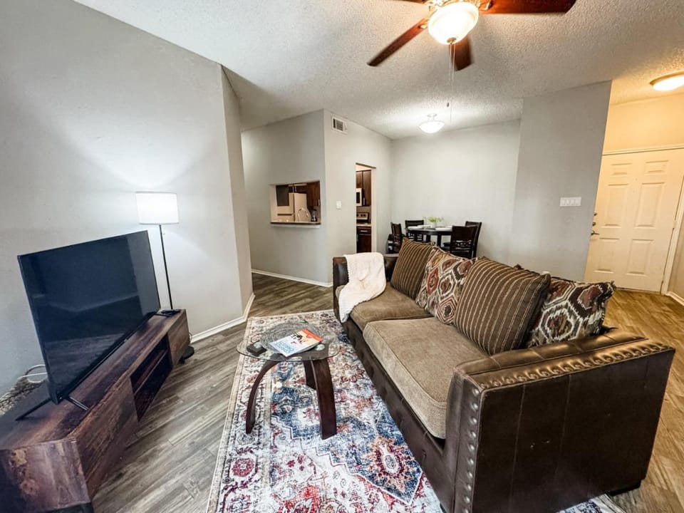 Spacious Poolside Oasis - Easy Access and Garage Apartment in Nueces County