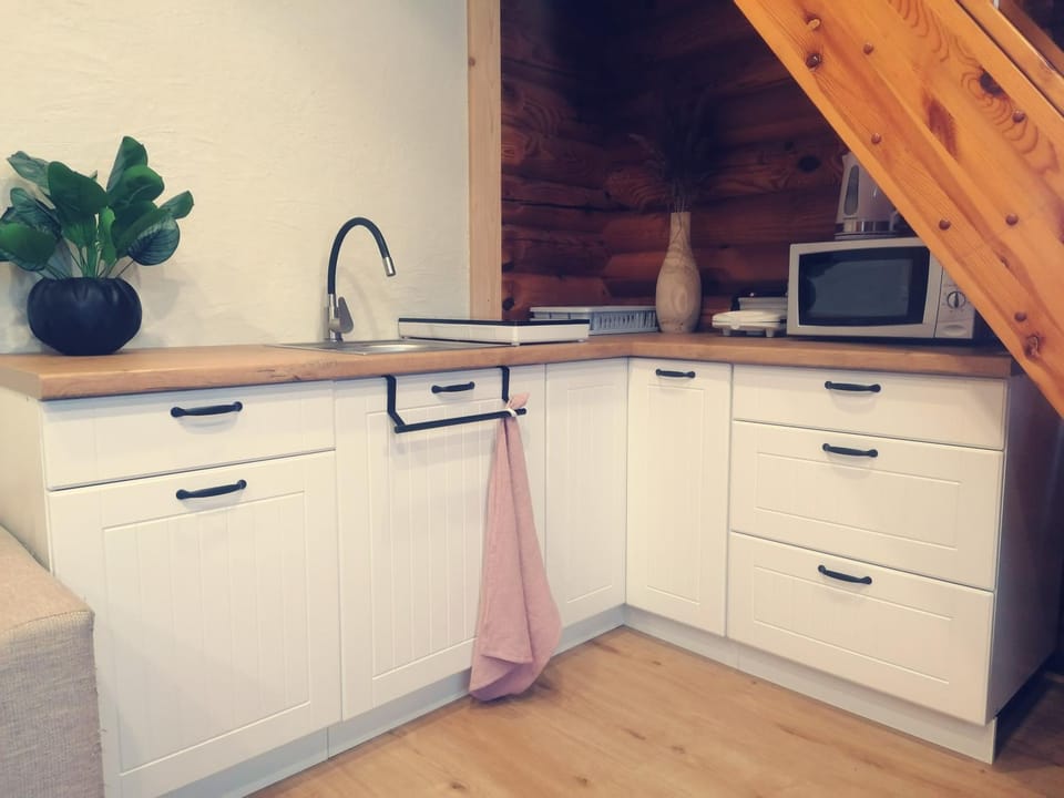Coffee/tea facilities, Kitchen or kitchenette, microwave, stove
