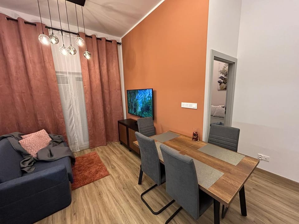 Communal lounge/ TV room, TV and multimedia, Living room, Seating area, Dining area