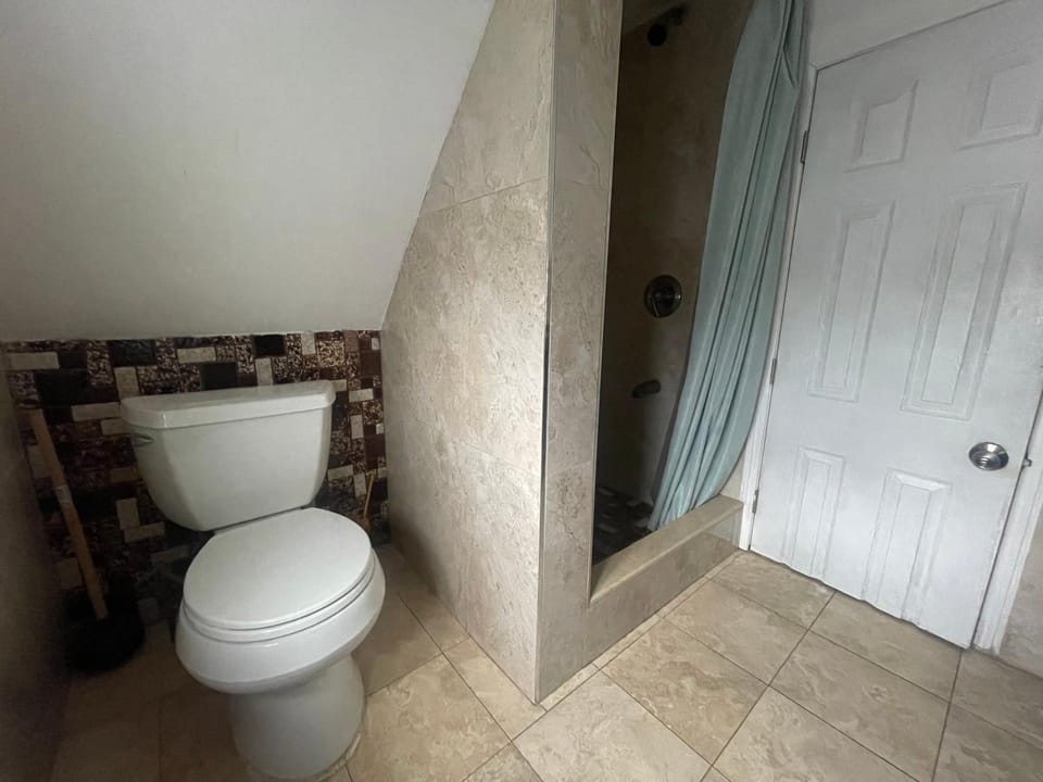 Private Loft 5 min away from LGA Apartment in Queens