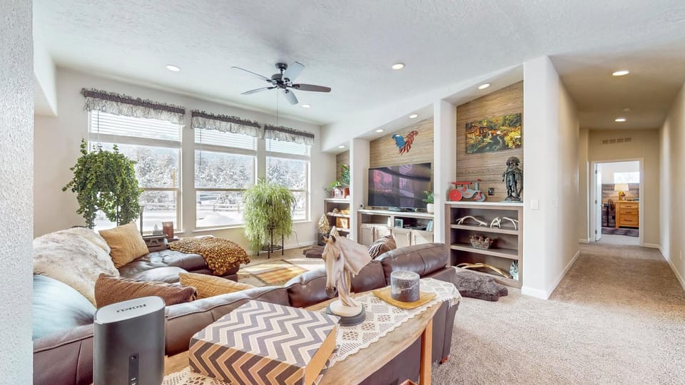 New! Grand Manor - Close to Tamarack and Lake Cascade - Pet friendly - fenced yard - trailer parking House in Valley County