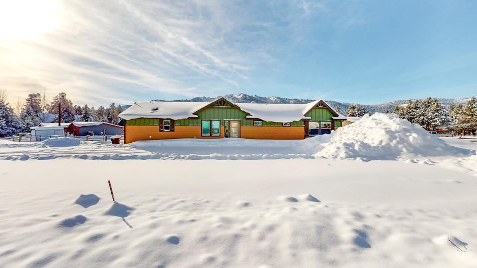 New! Grand Manor - Close to Tamarack and Lake Cascade - Pet friendly - fenced yard - trailer parking House in Valley County