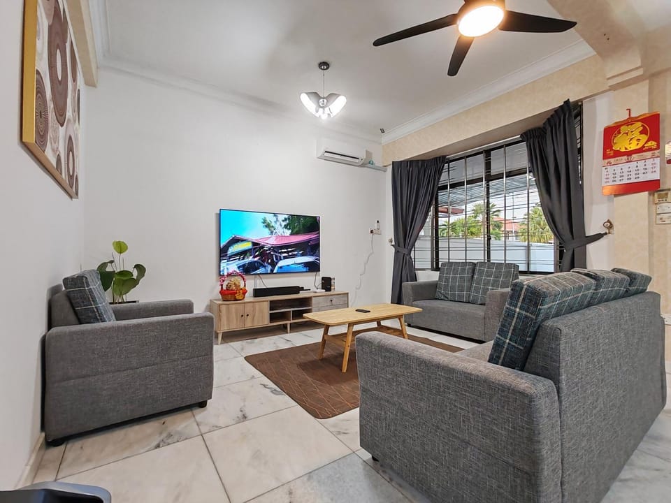 TV and multimedia, Living room, Seating area, Evening entertainment, fireplace, air conditioner
