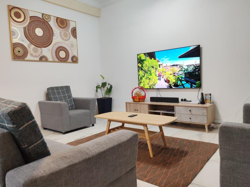 TV and multimedia, Living room, Seating area, Evening entertainment