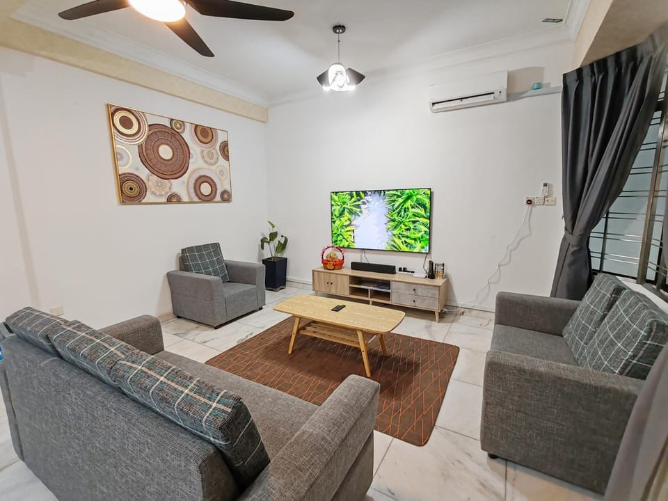 Communal lounge/ TV room, TV and multimedia, Living room, Seating area, Evening entertainment, fireplace, air conditioner
