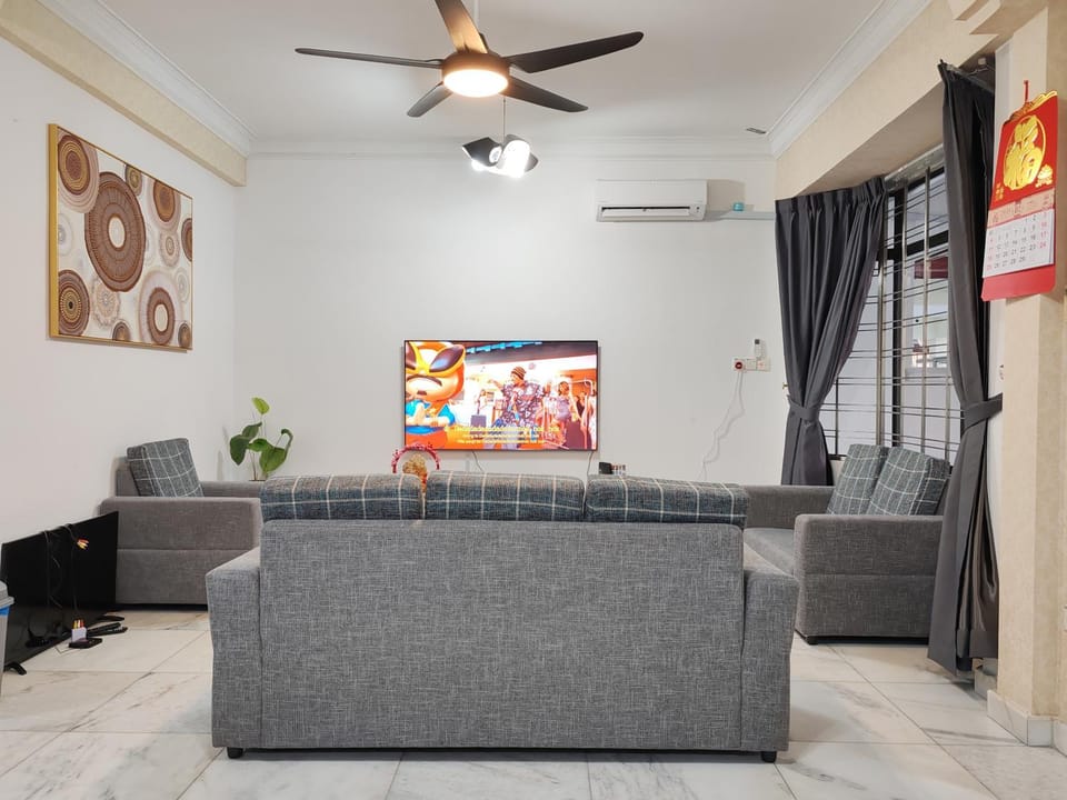 Communal lounge/ TV room, TV and multimedia, Living room, Seating area, Evening entertainment, fireplace, air conditioner
