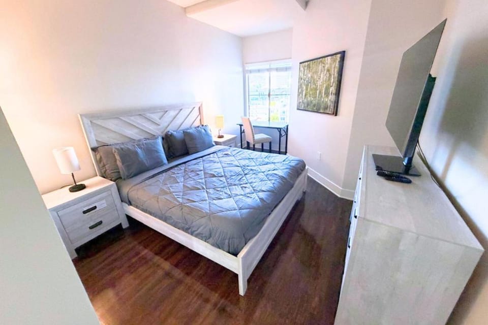 Super Quiet Apartment In Full Service Bldg near UCLA Apartment in Westwood