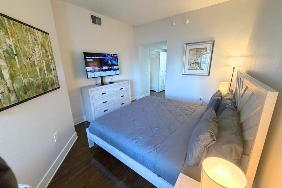 Super Quiet Apartment In Full Service Bldg near UCLA Apartment in Westwood