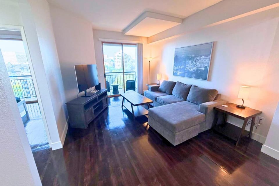 Super Quiet Apartment In Full Service Bldg near UCLA Apartment in Westwood
