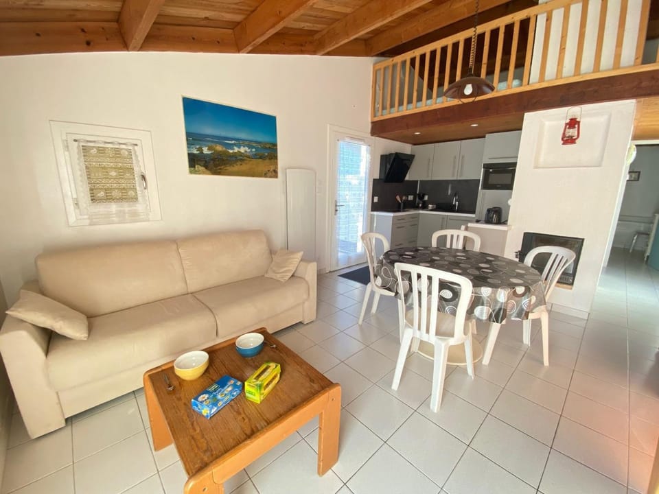 Maison Type 2 avec Piscine Chauffée, Tennis et Proximité Bord de Mer à Brétignolles - FR-1-231-306 House in Pays de la Loire