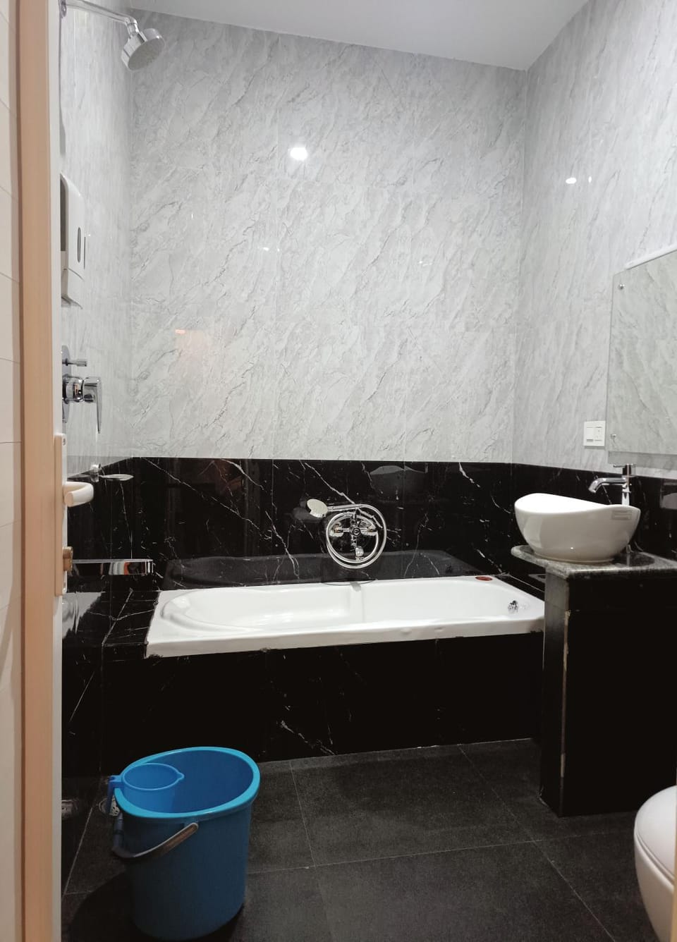 Shower, Toilet, Bathroom, Bath
