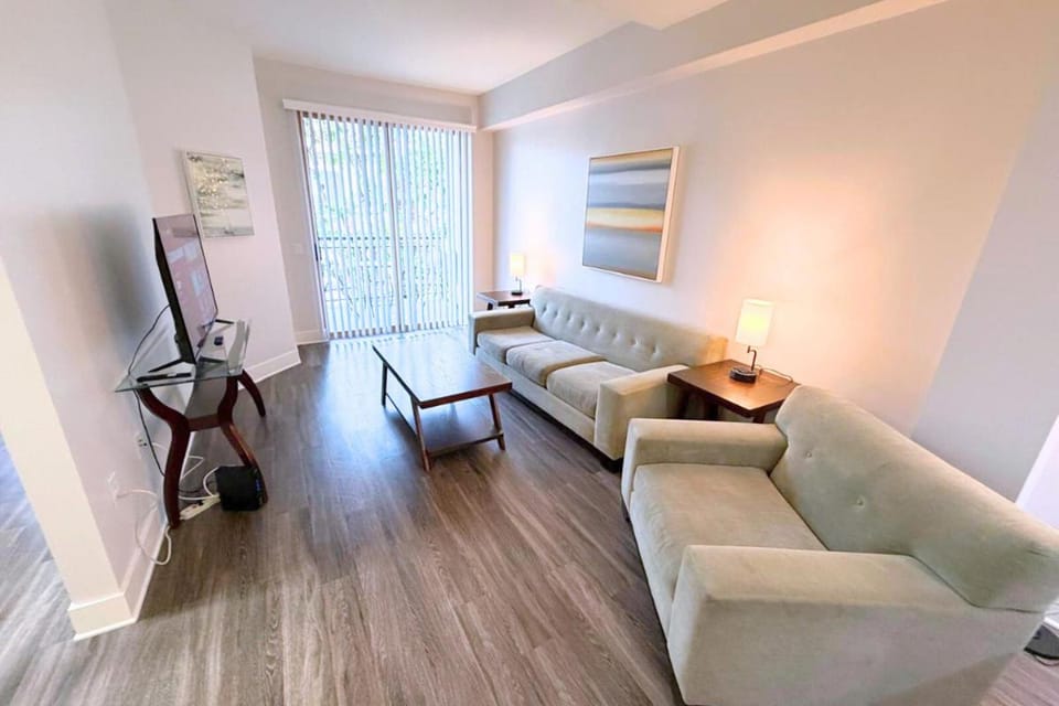 Stylish 2 Bed 2.5 Bath Condo Near Beverly Hills. Apartment in Westwood
