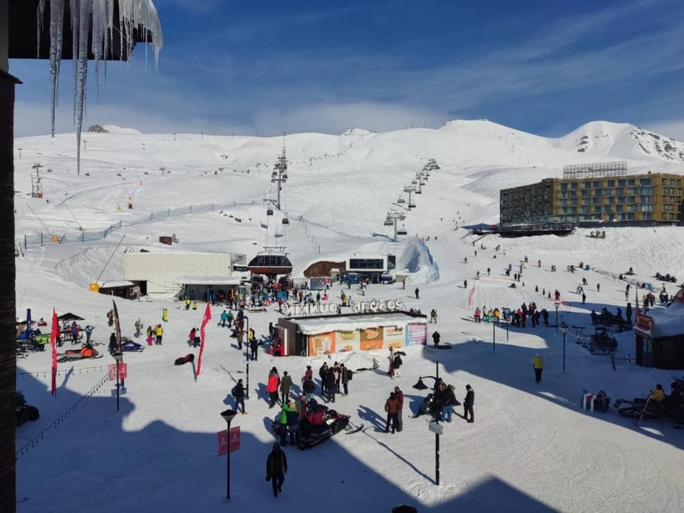 Nearby landmark, Day, People, Winter, Skiing, group of guests