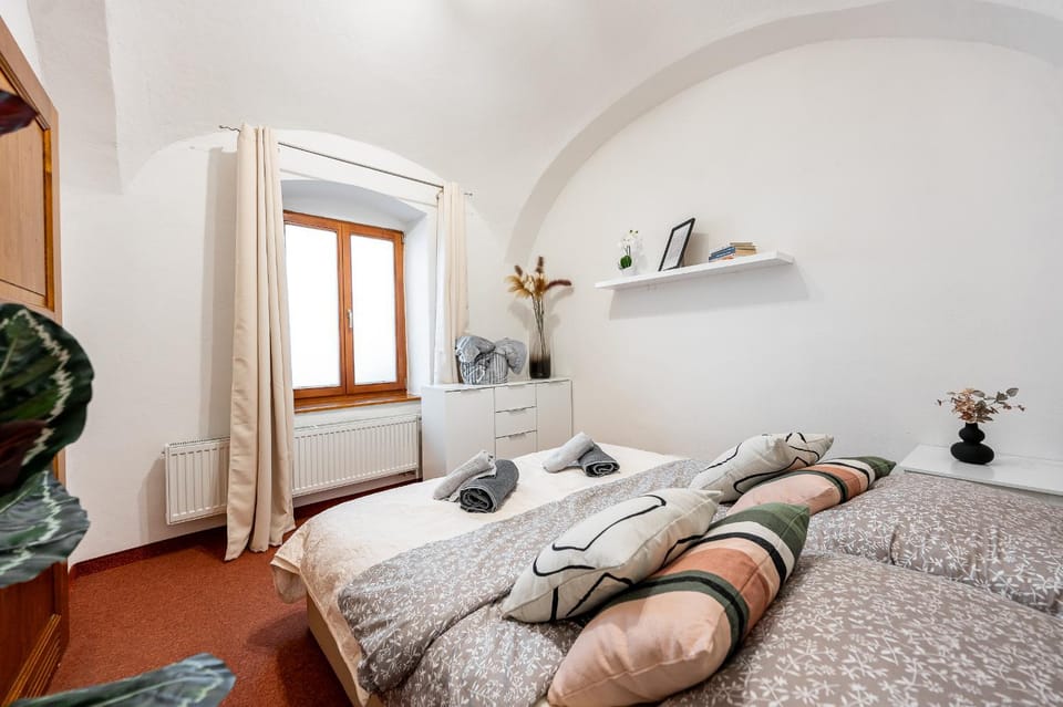 Bedroom, internet, towels