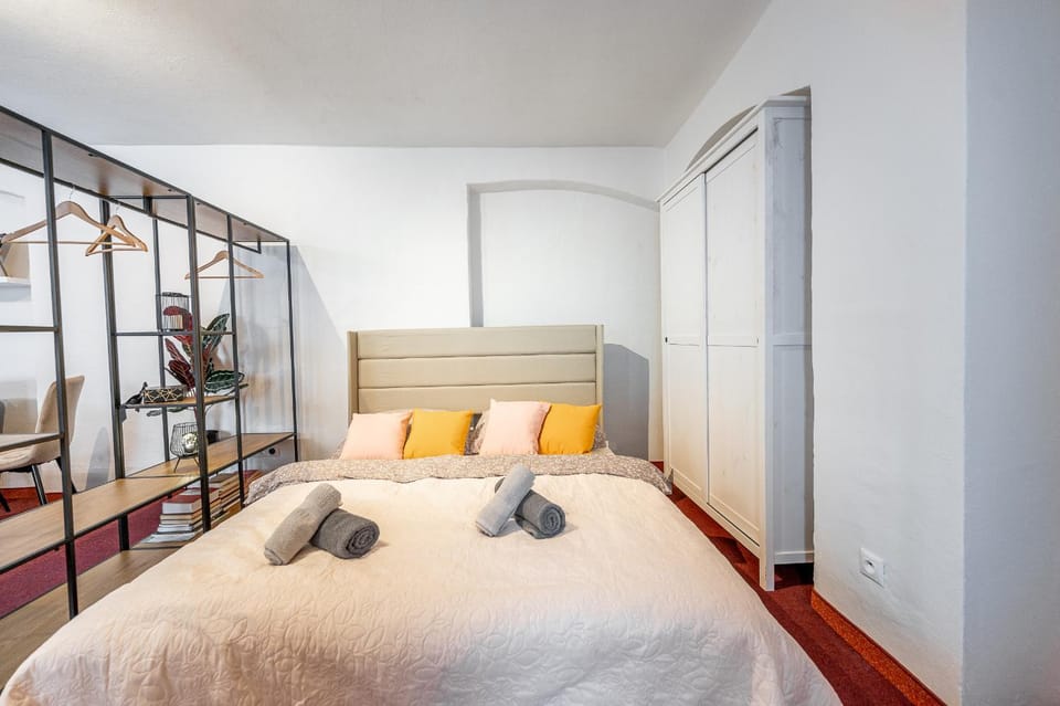 Bedroom, towels, wardrobe