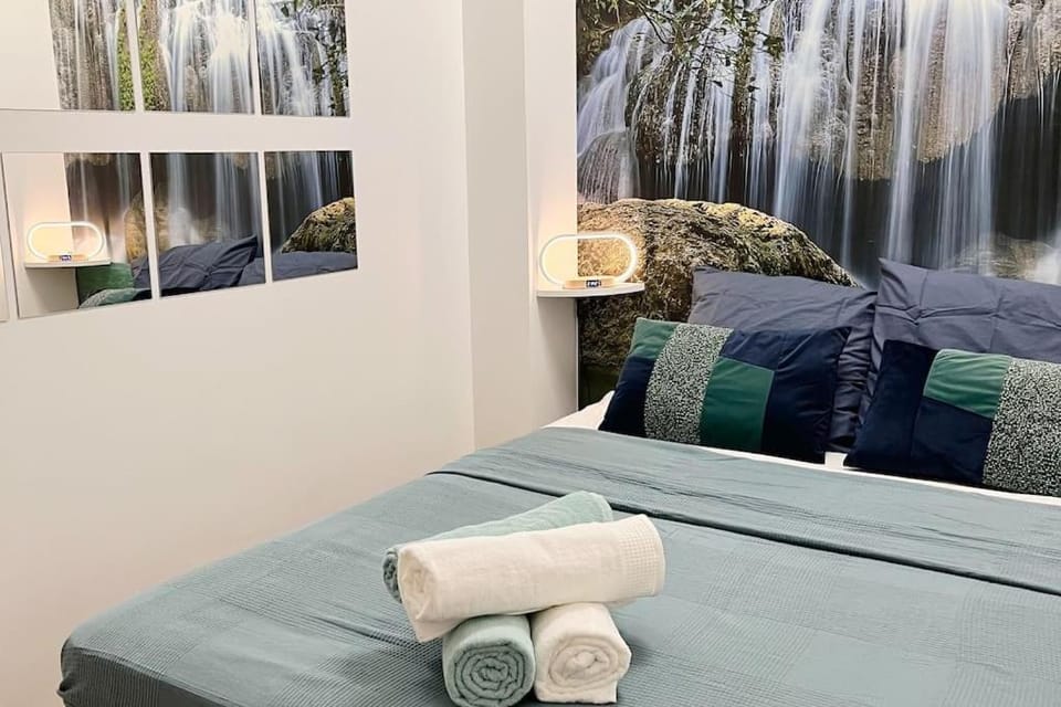 Bed, Bedroom, towels