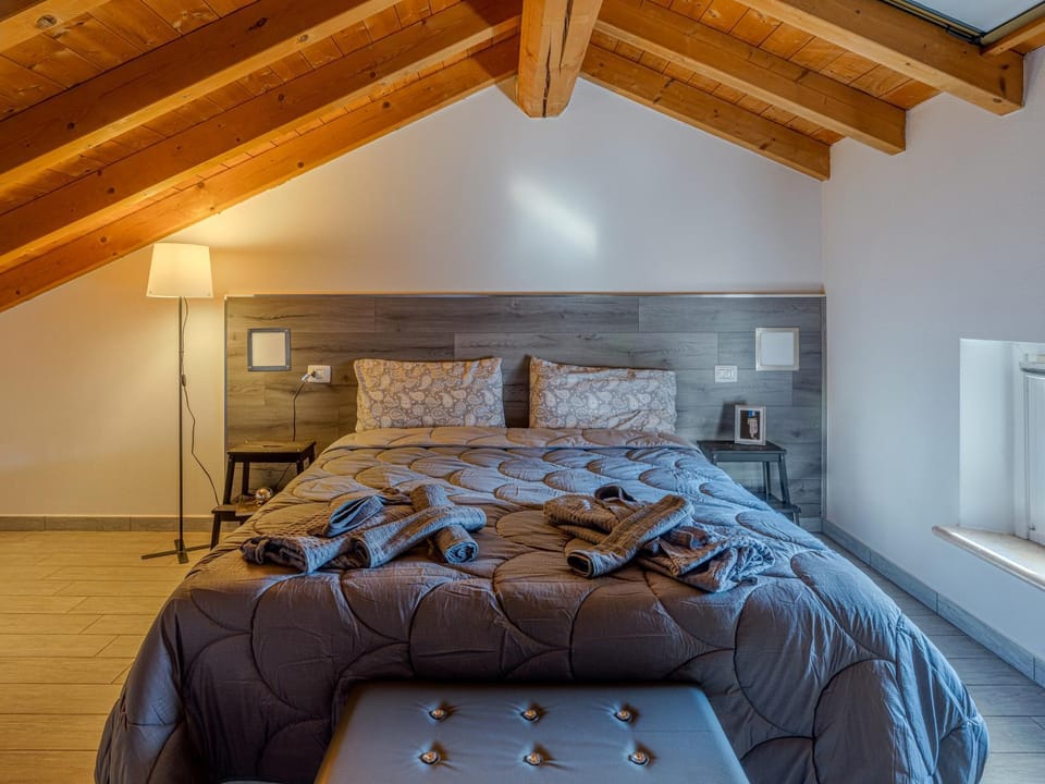 Bed, Photo of the whole room, towels