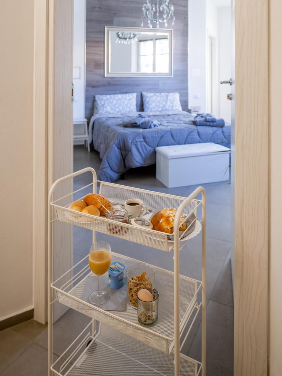 Bed, Food and drinks, Photo of the whole room, Breakfast