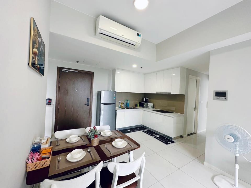 Living room, Seating area, Dining area, minibar, stove, air conditioner
