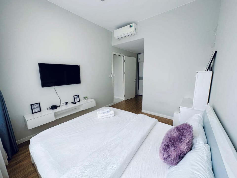 Bed, TV and multimedia, Photo of the whole room, Bedroom, towels, air conditioner
