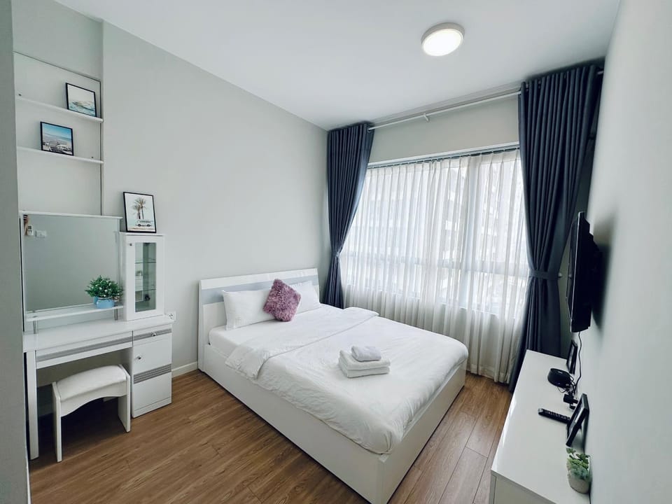 Bed, TV and multimedia, Bedroom, hair dresser, towels