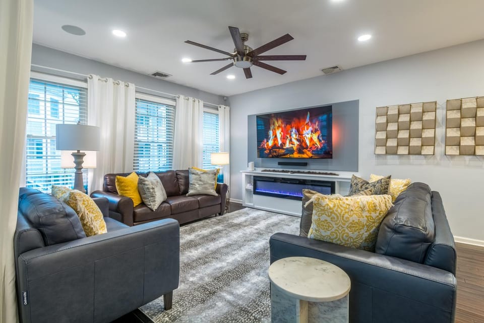 Communal lounge/ TV room, TV and multimedia, Living room, Seating area, Evening entertainment
