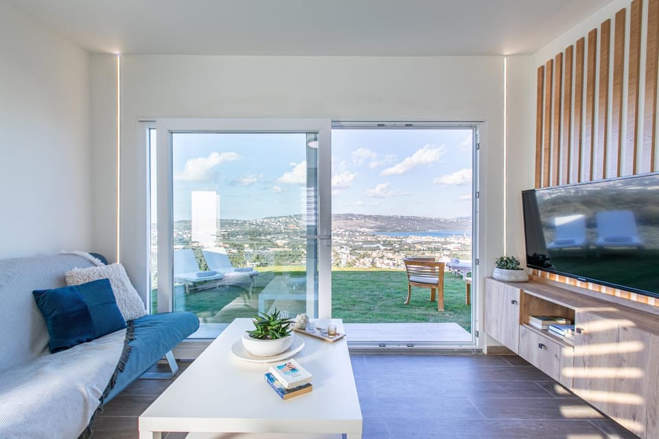 Patio, Communal lounge/ TV room, Day, Natural landscape, TV and multimedia, View (from property/room), Balcony/Terrace, Living room, Seating area, Dining area, Evening entertainment, Mountain view, Sea view