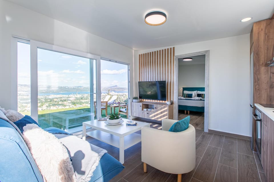 Communal lounge/ TV room, Natural landscape, TV and multimedia, Kitchen or kitchenette, Living room, Seating area, Dining area, Evening entertainment