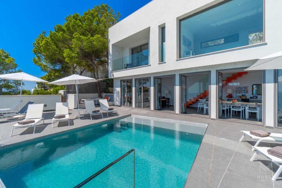 Property building, Patio, Day, Natural landscape, View (from property/room), Balcony/Terrace, Mountain view, Pool view, Sea view, Swimming pool, sunbed