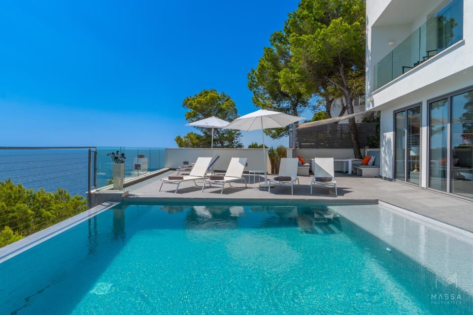 Property building, Natural landscape, View (from property/room), Balcony/Terrace, Mountain view, Pool view, Sea view, Swimming pool, sunbed