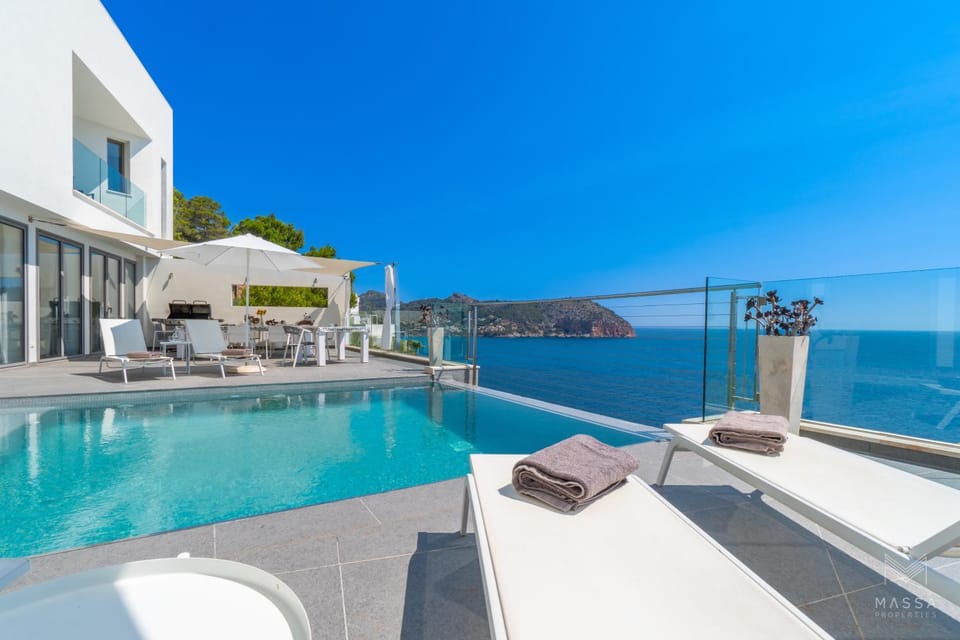 Property building, Day, Natural landscape, Mountain view, Pool view, Sea view, Swimming pool, sunbed