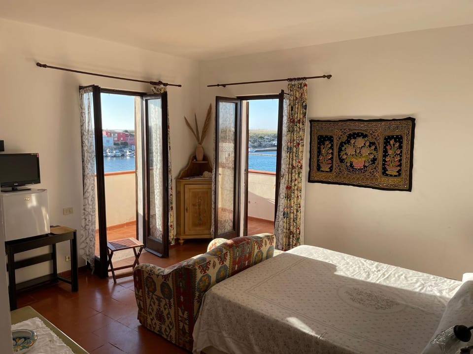 Bed, TV and multimedia, Photo of the whole room, Bedroom, hair dresser