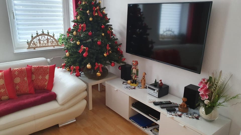 TV and multimedia, Living room, Evening entertainment