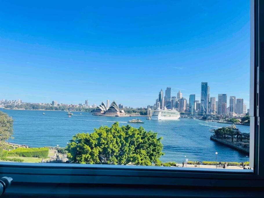Opera & Harbour bridge view penthouse (3 rooms) Apartment in Sydney