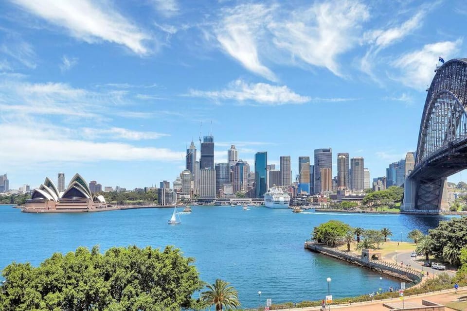 Opera & Harbour bridge view penthouse (3 rooms) Apartment in Sydney