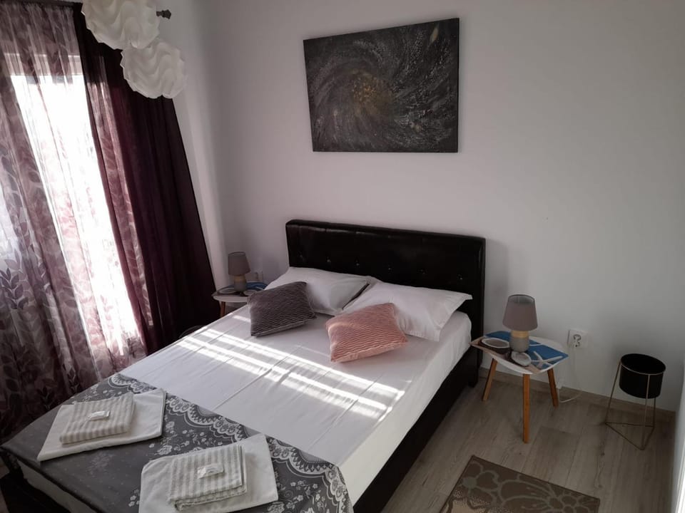 Bed, Bedroom, towels