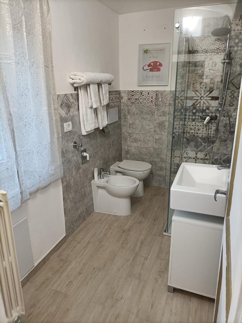 Shower, Toilet, Bathroom, bidet, towels