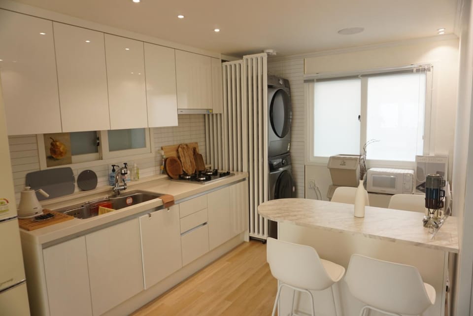 Kitchen or kitchenette, Dining area, minibar, stove