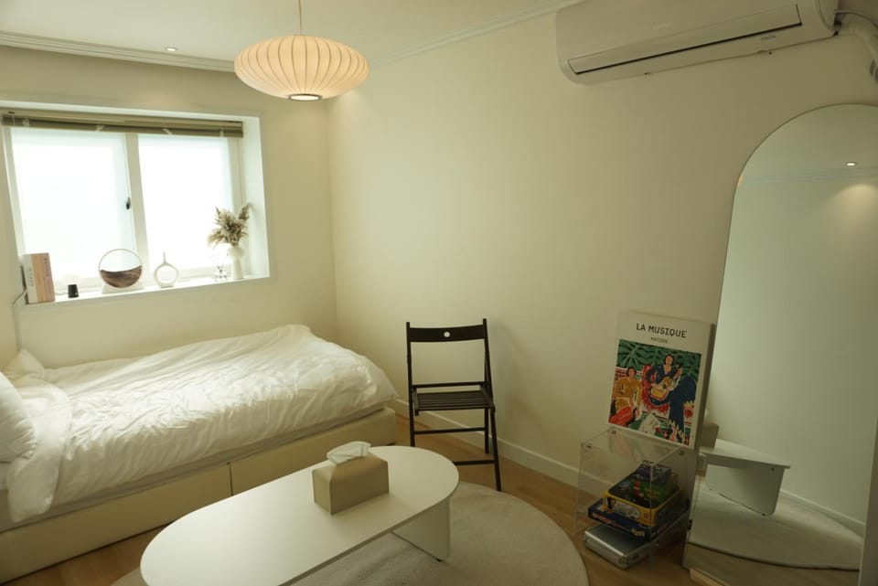 Bed, Living room, Seating area, Bedroom, air conditioner