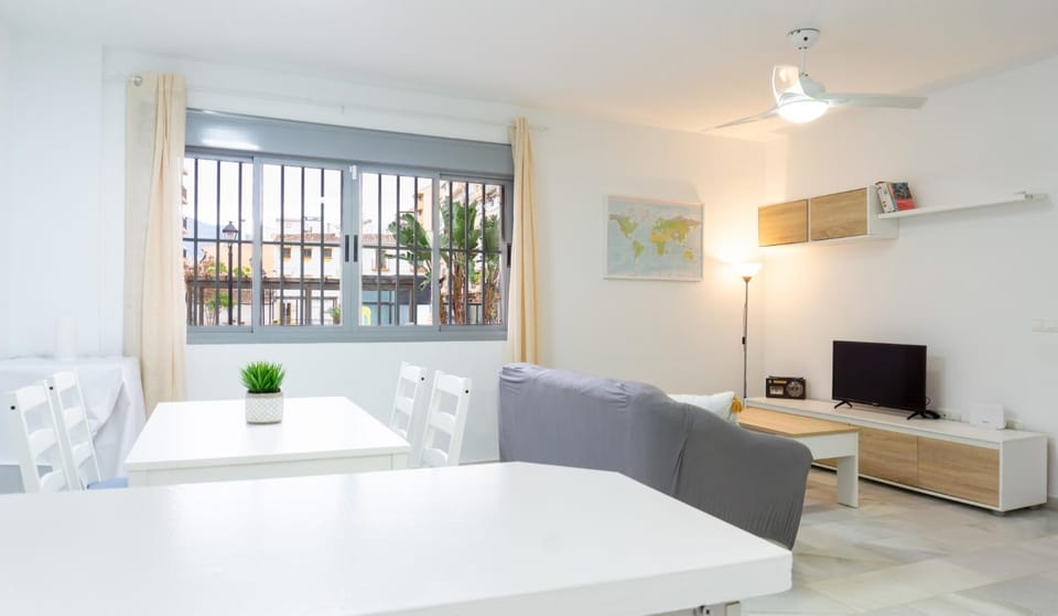 TV and multimedia, Living room, Seating area, Dining area