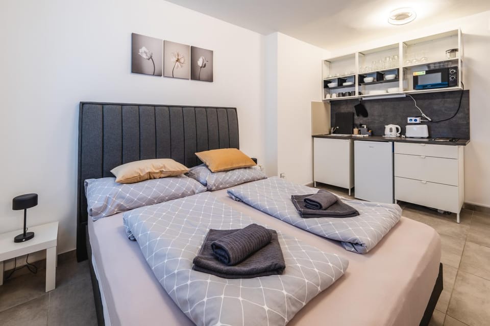Kitchen or kitchenette, Bedroom, kitchen