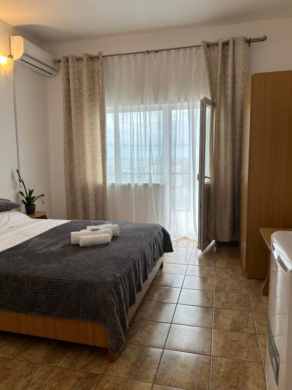 Bed, Photo of the whole room, towels, air conditioner