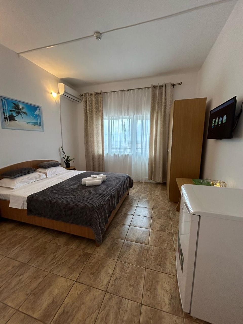 Bed, TV and multimedia, Photo of the whole room, hair dresser
