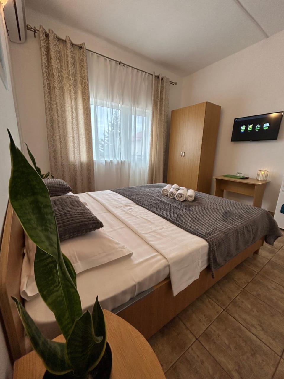 Bed, TV and multimedia, Photo of the whole room