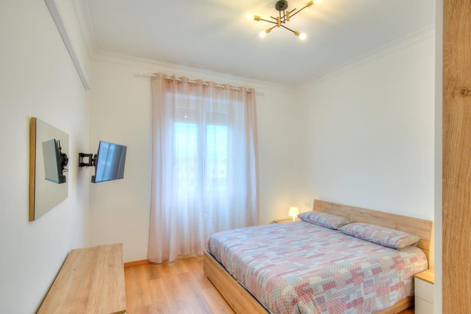 Bed, TV and multimedia, Photo of the whole room, Bedroom